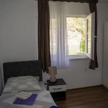 Prenociste Kod Buce * Gracac