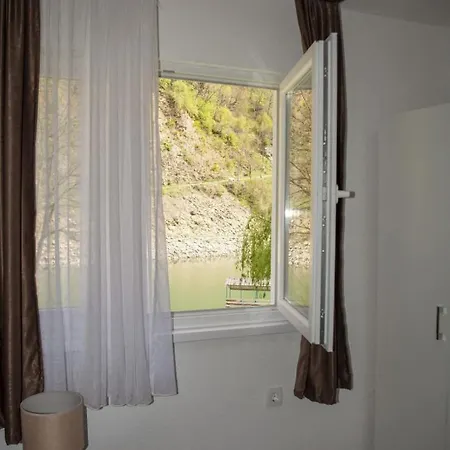 Prenociste Kod Buce * Gracac